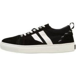 MSGM TWIN BAND LACE UP Sneakersy niskie black. Buty sportowe na co dzień męskie marki MSGM. W wyprzedaży za 411.60 zł.