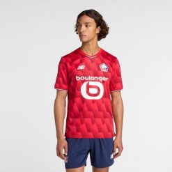 Koszulka męska New Balance LOSC Lille MT230454HME – czerwona. Czerwone t-shirty sportowe męskie New Balance, m, z aplikacjami, z materiału, klasyczne, bez ramiączek. Za 399.99 zł.