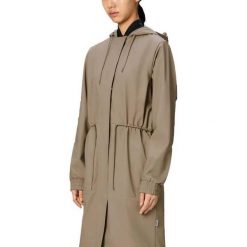 Kurtka RAINS STRING W PARKA W3 Beżowy. Brązowe kurtki męskie Rains, bez wzorów, z syntetyku, bez ramiączek, bez kaptura. Za 527.58 zł.