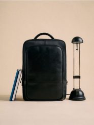 Pojemny plecak z uchywtem - czarny. Czarne plecaki męskie Reserved, bez wzorów. Za 179.99 zł.
