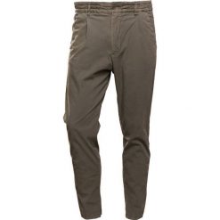 DRYKORN CHASY Spodnie materiałowe olive. Spodnie na co dzień męskie marki DRYKORN. W wyprzedaży za 356.85 zł.