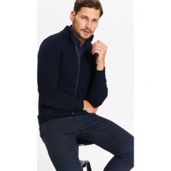 KARDIGAN MĘSKI Z PRZEPLOTAMI NA PRZODZIE. Swetry męskie marki TOP SECRET. W wyprzedaży za 39.99 zł.
