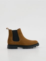 Zamszowe botki - brązowy. Brązowe sztyblety męskie Reserved, ze skóry, bez obcasa, bez zapięcia. Za 249.99 zł.