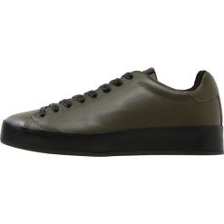 Rag & bone RB1 LOW Sneakersy niskie army green. Buty sportowe na co dzień męskie marki rag & bone. W wyprzedaży za 731.40 zł.