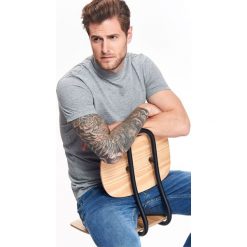 T-SHIRT MĘSKI GŁADKI TYPU PÓŁGOLF. Szare t-shirty męskie TOP SECRET, l, bez wzorów, z bawełny, bez kołnierzyka, bez ramiączek. W wyprzedaży za 19.99 zł.