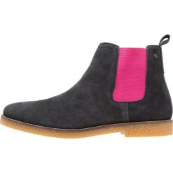 Base London FERDINAND Botki navy. Buty zimowe męskie marki Base London. W wyprzedaży za 344.25 zł.
