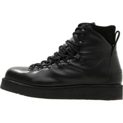 Filippa K HIKER Botki sznurowane black. Sztyblety męskie marki Filippa K. W wyprzedaży za 1,026.35 zł.