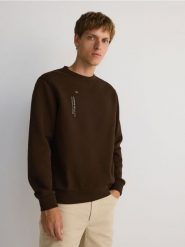 Bluza regular z napisem - ciemnobrązowy. Brązowe bluzy nierozpinane męskie Reserved, l, bez wzorów, z bawełny, bez ramiączek, bez kaptura. W wyprzedaży za 49.99 zł.