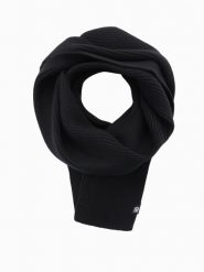 Monochromatyczny męski szalik z prążkowanej dzianiny – czarny V1 OM-ACSF-0119 - uniwersalny. Czarne szaliki męskie Ombre Clothing, z aplikacjami, z dzianiny, casualowe. Za 59.99 zł.