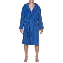 Szlafrok kąpielowy na basen po treningu unisex Arena Premium Robe. Niebieskie szlafroki męskie ARENA, bez wzorów, bez kaptura. Za 299.99 zł.