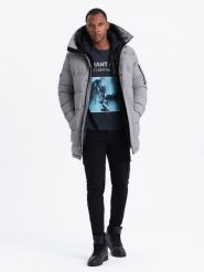 Długa męska kurtka parka ze strukturalnej tkaniny – szara V2 - Rozmiar: XL. Szare parki męskie Ombre Clothing, l, z aplikacjami, z gumy. W wyprzedaży za 539.99 zł.