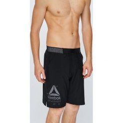 Reebok - Szorty. Różowe szorty sportowe męskie Reebok, z poliesteru, sportowe. W wyprzedaży za 159.90 zł.