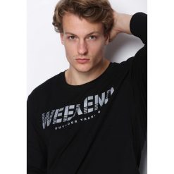 Czarna Koszulka Weekend Vibes. Koszulki męskie z długim rękawem Born2be. Za 34.99 zł.