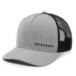 Czapka Oakley. Czarne czapki męskie Oakley, bez wzorów, sportowe. Za 151.00 zł.