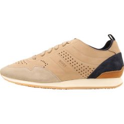BOSS CASUAL ADRENAL RUNN Sneakersy niskie medium beige. Buty sportowe na co dzień męskie marki BOSS CASUAL. W wyprzedaży za 409.50 zł.