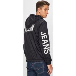 Calvin Klein Jeans - Kurtka. Czerwone kurtki męskie Calvin Klein Jeans, l, bez wzorów, z jeansu, bez ramiączek, z kapturem. W wyprzedaży za 489.90 zł.