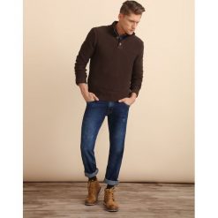 SWETER DŁUGI RĘKAW MĘSKI Z GUZIKIEM, Z ZAMKIEM. Brązowe swetry męskie TOP SECRET, bez wzorów, z dzianiny, eleganckie, bez kołnierzyka, bez ramiączek. W wyprzedaży za 59.99 zł.