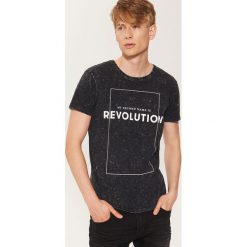 T-shirt z napisem - Czarny. Czarne t-shirty męskie House, z napisami. Za 49.99 zł.
