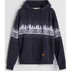 Bluza z motywem zimowym - Granatowy. Bluzy nierozpinane męskie marki Reserved. W wyprzedaży za 79.99 zł.
