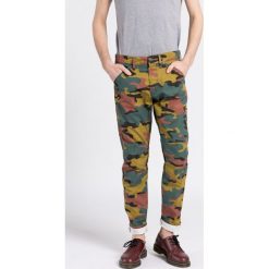 G-Star Raw - Spodnie. Szare spodnie na co dzień męskie G-Star Raw, z bawełny, casualowe. W wyprzedaży za 219.90 zł.