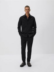 Gładka koszula slim fit - czarny. Czarne koszule męskie Reserved, l, bez wzorów, z bawełny, bez kołnierzyka, bez ramiączek. Za 129.99 zł.
