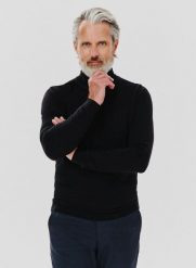 PAKO LORENTE – Czarny gładki golf męski. Czarne swetry męskie Pako Lorente, bez wzorów, z bawełny, bez kołnierzyka, bez ramiączek. Za 79.99 zł.