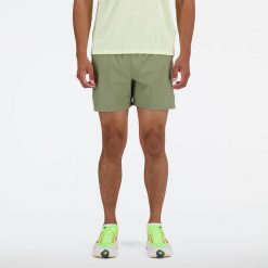 Spodenki męskie New Balance MS41286DEK – zielone. Zielone szorty sportowe męskie New Balance, bez wzorów, z materiału, sportowe. Za 129.99 zł.