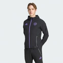 Kurtka Manchester United Tiro 25 Competition Vis Tech Travel. Czarne kurtki męskie ADIDAS, xl, bez wzorów, z dresówki, sportowe, bez ramiączek, bez kaptura. Za 399.00 zł.