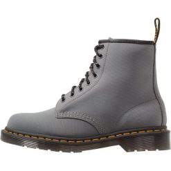 Dr. Martens 1460 Botki sznurowane grey. Szare sztyblety męskie Dr. Martens, z gumy. Za 669.00 zł.