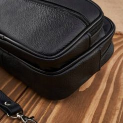 Abruzzo Saszetka męska skórzana do ręki klasyczna czarna ABR-11. Czarne saszetki męskie Abruzzo, bez wzorów. Za 161.77 zł.