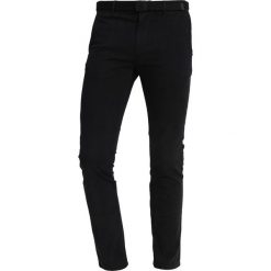 Marc O'Polo DENIM GARMENT DYE PANTS Chinosy black. Czarne eleganckie spodnie męskie Marc O'Polo DENIM, z bawełny. Za 389.00 zł.