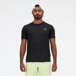 Koszulka męska New Balance MT41253BK – czarna. Czarne t-shirty sportowe męskie New Balance, m, bez wzorów, z materiału, sportowe, bez ramiączek. Za 199.99 zł.