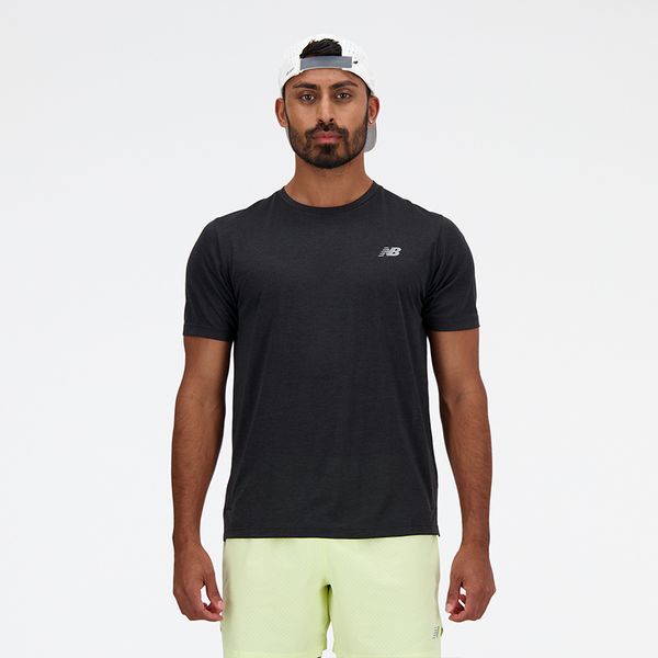 Koszulka męska New Balance MT41253BK – czarna. Czarne t-shirty sportowe męskie New Balance, m, bez wzorów, z materiału, sportowe, bez ramiączek. Za 199.99 zł.