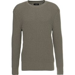 AllSaints KEE CREW Sweter olive green. Kardigany męskie marki AllSaints. W wyprzedaży za 359.25 zł.
