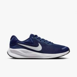 Buty do biegania męskie Nike Revolution 7. Białe buty do biegania męskie Nike, bez wzorów, z materiału, bez zapięcia, do biegania, nike revolution. Za 311.00 zł.