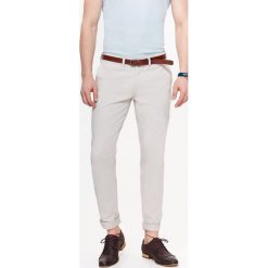 SPODNIE MĘSKIE CHINO Z PASKIEM. Eleganckie spodnie męskie TOP SECRET. W wyprzedaży za 59.99 zł.