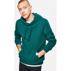 Bluza BASIC z kapturem - Zielony. Bluzy nierozpinane męskie marki Cropp. W wyprzedaży za 49.99 zł.