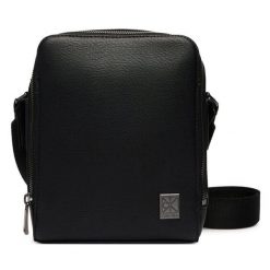 Saszetka Calvin Klein. Czarne saszetki męskie Calvin Klein, bez wzorów, małe. Za 369.99 zł.