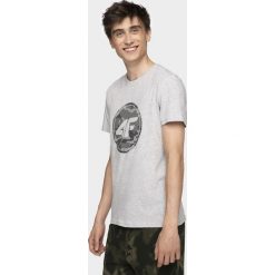 T-shirt męski TSM076 - chłodny jasny szary melanż. Szare t-shirty męskie 4f, m, bez wzorów, bez kołnierzyka, bez ramiączek. W wyprzedaży za 49.99 zł.
