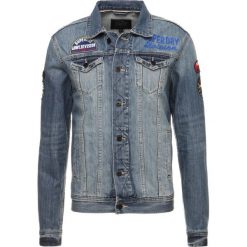 Superdry ROGUE PATCH TRUCKER Kurtka jeansowa stormy blue. Kurtki męskie marki Superdry. W wyprzedaży za 363.35 zł.