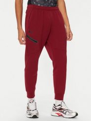 Under Armour Spodnie dresowe UA Unstoppable 1389353 Czerwony Regular Fit. Czerwone spodnie dresowe męskie Under Armour, bez wzorów, z dresówki. Za 199.99 zł.
