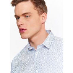 KOSZULA MĘSKA O DOPASOWANYM KROJU Z NADRUKOWANYM WZOREM I KOŁNIERZYKIEM TYPU KENT. Koszule męskie TOP SECRET. W wyprzedaży za 39.99 zł.