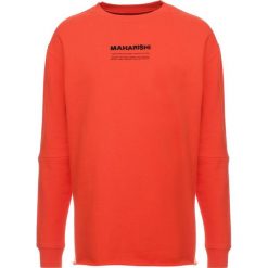 Maharishi OVERSIZED FIT Bluza blaize orange. Bluzy nierozpinane męskie Maharishi. W wyprzedaży za 944.30 zł.