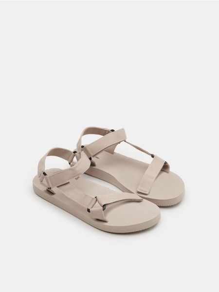 Sandały - beżowy. Brązowe sandały męskie Sinsay, bez zapięcia. Za 39.99 zł.