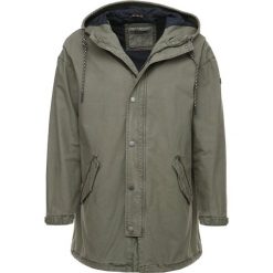 Tommy Jeans LIGHTWEIGHT Parka deep lichen. Parki męskie Tommy Jeans. W wyprzedaży za 559.30 zł.