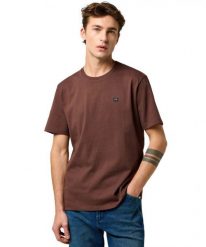 MESKA KOSZULKA WRANGLER SIGN OFF TEE MAHOGANY 112371484. T-shirty męskie Wrangler, s, bez wzorów, bez kołnierzyka, bez ramiączek. Za 79.99 zł.