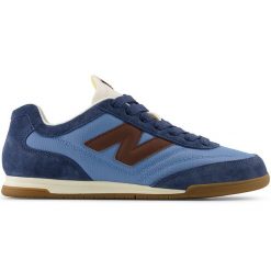 Buty męskie New Balance URC42PMA – niebieskie. Niebieskie buty sportowe na co dzień męskie New Balance, m, bez wzorów, z materiału, klasyczne, bez ramiączek, bez kaptura. Za 229.99 zł.