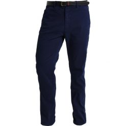Scotch & Soda STUART CLASSIC GARMENT Chinosy navy. Niebieskie eleganckie spodnie męskie Scotch & Soda, z bawełny. Za 379.00 zł.