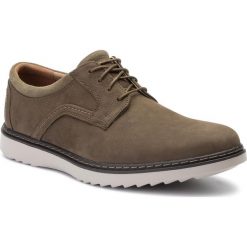 Półbuty CLARKS - Un Geo Lace 261411497 Dark Olive Nubuck. Codzienne półbuty męskie Clarks. Za 429.00 zł.