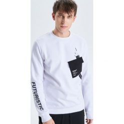 Bluza z asymetryczną kieszenią kolekcja Futuristic Youth - Biały. Bluzy nierozpinane męskie marki Cropp. Za 99.99 zł.